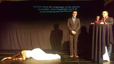 Tiyatro grubu Kultur- und Kreativrat Gaarden e. V. sanat etkinlikleri çerçevesinde oyununu sergiledi.