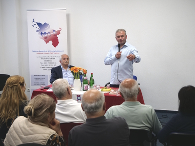 Kiel’de “Oktan Erdikmen ile SöyleŞi ve İmza Günü” yoğun katılımla gerçekleŞti